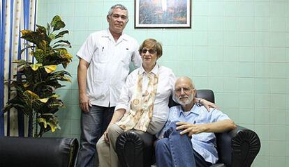 Alan Gross (derecha), de USAID, con miembros de la comunidad judía cubana, en 2012, antes de su condena