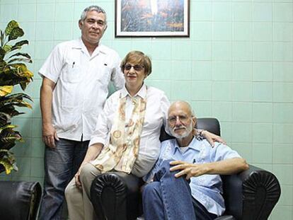 Alan Gross (derecha), de USAID, con miembros de la comunidad jud&iacute;a cubana, en 2012, antes de su condena