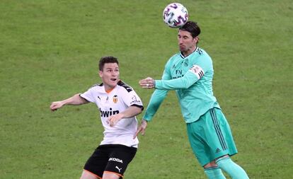 Ramos salta ante Gameiro.