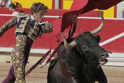  Manuel Escribano en su primer toro al que corto una oreja. 