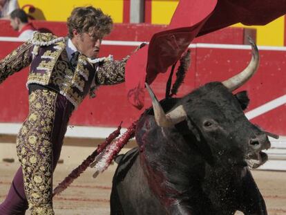 Manuel Escribano en su primer toro al que corto una oreja.