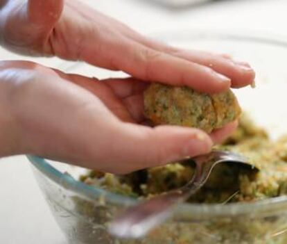 Preparació de mandonguilles de bròcoli.