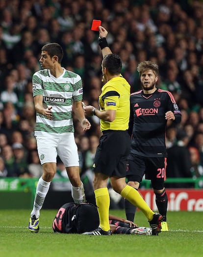 El jugador del Celtic Nir Biton es expulsado.