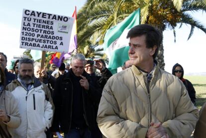 Cayetano Martínez de Irujo, seguido de Juan Manuel Sánchez Gordillo y Diego Cañamero, en Carmona.