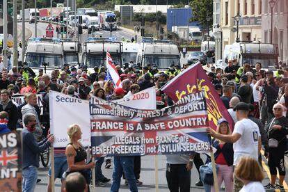 Manifestación en Dover contra los inmigrantes que llegan por el canal de la Mancha, el 5 de septiembre de 2020.