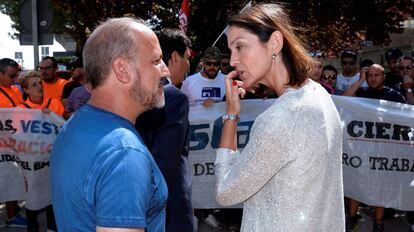 Reyes Maroto, junto al presidente del Comité de Empresa de Vestas, José Enrique Gallego tras la reunión en Valladolid.