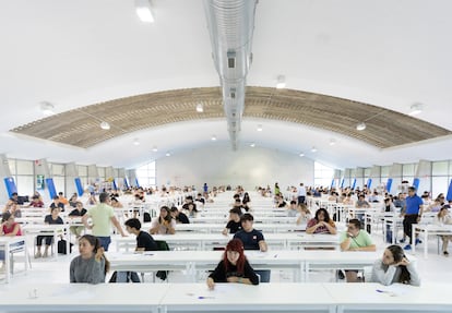 Estudiantes preparados para realizar uno de los exámenes de la EVAU en la Universidad Pablo de Olavide de Sevilla, en junio de 2023.