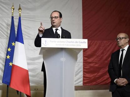 Hollande, junto al ministro de Defensa franc&eacute;s este viernes en el portaaviones Charles de Gaulle, en el Mediterr&aacute;neo. 