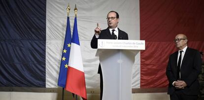 Hollande, junto al ministro de Defensa franc&eacute;s este viernes en el portaaviones Charles de Gaulle, en el Mediterr&aacute;neo. 