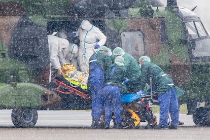 A coronavirus patient in Germany is transferred by helicopter to hospital.