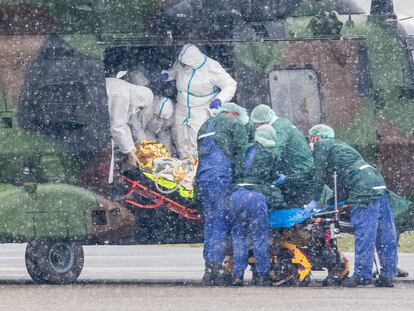 A coronavirus patient in Germany is transferred by helicopter to hospital.