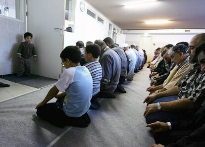 Adultos y ni&ntilde;os rezan en una mezquita en Amsterdam, en 2007.