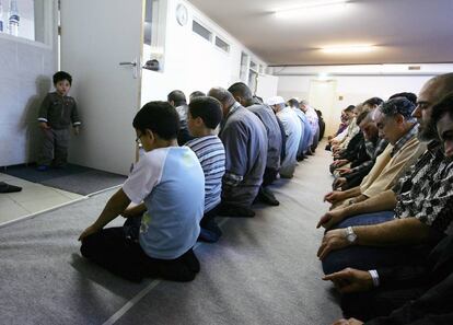 Adultos y niños rezan en una mezquita en Amsterdam, en 2007.