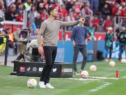 Xabi Alonso da instrucciones durante el Bayer Leverkusen-Wolfsburgo (2-2) disputado el pasado sábado.