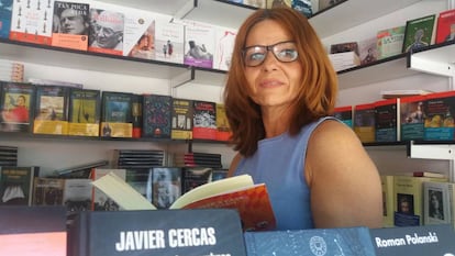 La librera Inmaculada González, en la Feria del Libro.