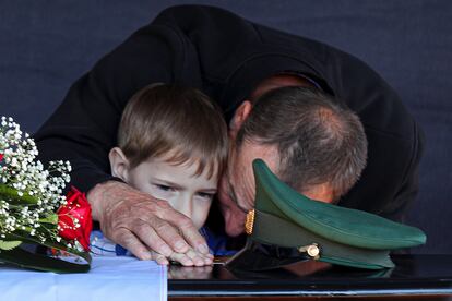 Padre e hijo del sargento del ejército ruso, Daniil Dumenko, de 35 años, quien murió durante los combates en Ucrania, llora durante una ceremonia de despedida en su tierra natal en Volzhsky, en las afueras de Volgogrado (Rusia).