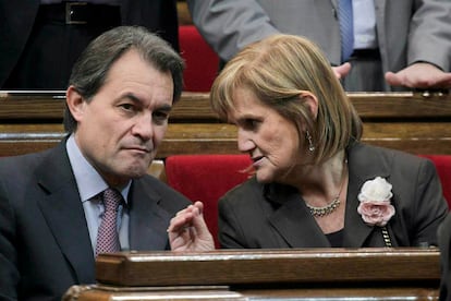 Artur Mas y Núria de Gispert conversan momentos antes de ser nombrada como la primera presidenta de la cámara catalana, con el pleno aval de su grupo Convergència i Unió (CiU), de Ciutadans y el apoyo parcial de los socialistas catalanes ( PSC ) y el Partido Popular de Cataluña (PPC), que han facilitado el nombramiento en un gesto de normalidad institucional y para asegurarse su representación en la Mesa.