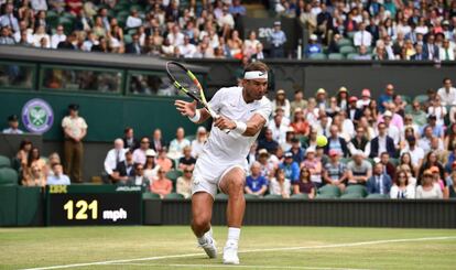 Nadal devuelve la pelota de revés durante el partido contra Tsonga en la pista central de Wimbledon.