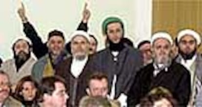 Partidarios del teólogo islámico turco Mohamed Kaplan, en el tribunal de Düsseldorf en el que fue juzgado, acusado de ser el líder de un grupo terrorista