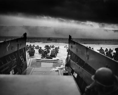Tropas estadounidenses desembarcando en la playa de Omaha, el 6 de junio de 1945.