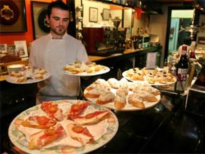 La propuesta de jóvenes diseñadores de tiendas como Mica, en el Casco Viejo, gana terreno en las calles frente al clasicismo bilbaíno.

Barras repletas de <b>pinchos</b> en los bares del casco viejo. En la fotografía, el Gatz.