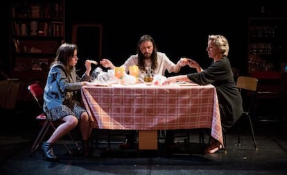 Manel Sans, entre Cláudia Benito (a la izquierda) y Anna Azcona, en una escena de la obra ‘Cleopatra', en el Teatre Lliure.