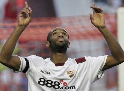 Kanouté festeja su segundo gol