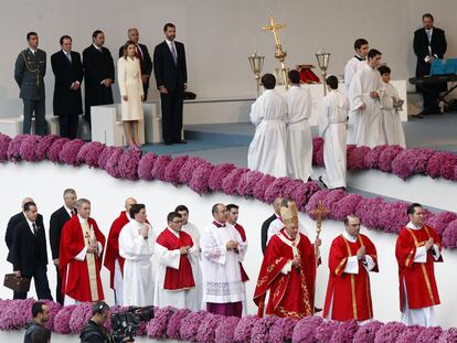 El papa Benedicto XVI se dirige al altar de la plaza del Obradoiro para oficiar una misa, mientras aguardan su llegada los Príncipes.