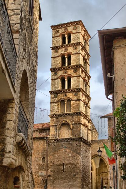 La torre de la catedral Santa Maria Assunta en Sermoneta.