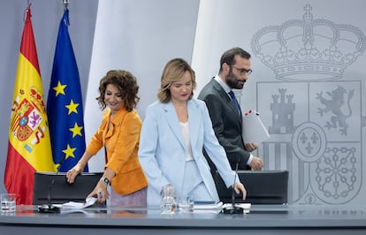 La vicepresidenta primera y ministra de Hacienda, María Jesús Montero (izquierda); la ministra de Educación y portavoz, Pilar Alegría, y el ministro de Economía, Carlos Cuerpo, este martes en la rueda de prensa posterior al Consejo de Ministros.