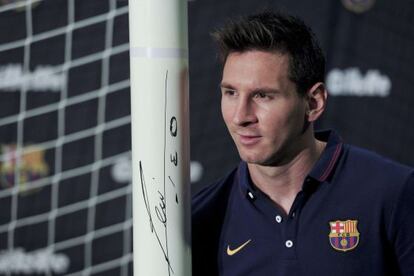 Leo Messi posa durante un acto promocional en el Camp Nou.