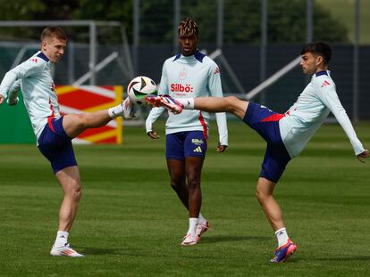 Dani Olmo (i), Nico Williams (c) y Pedri (d) durante el entrenamiento de la selección española este jueves en la localidad alemana de Donaueschingen.