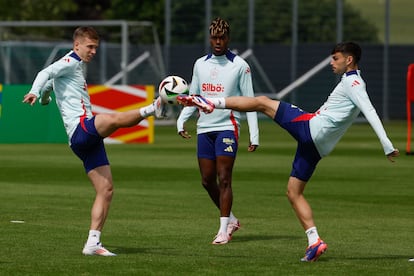 Dani Olmo (i), Nico Williams (c) y Pedri (d) durante el entrenamiento de la selección española este jueves en la localidad alemana de Donaueschingen.