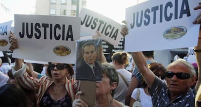 Manifestantes piden justicia frente a la sede de la AMIA