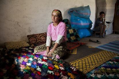 Fadma, en el salón de su casa. Aparenta unos 30 años, pero no sabe cuántos tiene. Nunca fue al colegio y la casaron siendo casi una niña. Trabaja muy duro en la casa y en el campo, pero apenas gana para alimentar a sus cinco hijos.