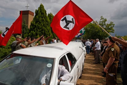 Partidarios del líder neonazi surafricano Eugène Terreblanche, hacen el saludo nazi al paso de su féretro en Ventersdorp.