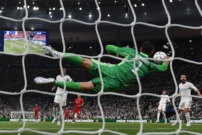 Enésima parada del portero del Real Madrid, Thibaut Courtois, durante la final contra el Liverpool. El guardameta belga ha sido el mejor jugador de los blancos durante el encuentro con sucesivas paradas magistrales. 