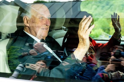 El rey Harald V de Noruega en su llegada en coche junto a su esposa, Sonia.