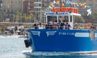 El lehendakari Urkullu y otras autoridades se dirigen este miércoles en barco al faro de San Sebastián para ver la escultura de Iglesias.