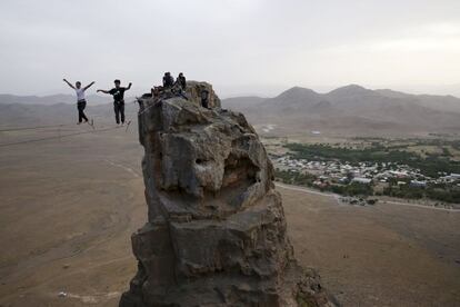 Slackliners iraníes, Kiavash Sharifi, izquierda, y Mohammad Reza Abaee caminan sobre un slackline anclado entre dos rocas en las montañas cerca de la ciudad de Arak, a 330 kilometros al suroeste de la capital, Teherán, Irán.