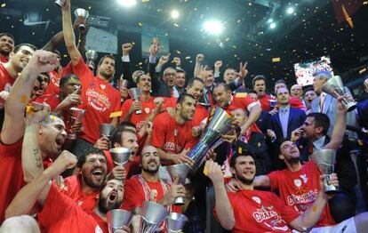 Los jugadores del Olympiacos celebran el título.
