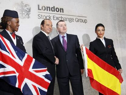 El presidente de Iberia, Antonio V&aacute;zquez y el consejero delegado de British Airways, Willie Walsh, antes del debut en Bolsa de IAG, fruto de la fusi&oacute;n de las dos compa&ntilde;&iacute;as, en enero de 2011. 