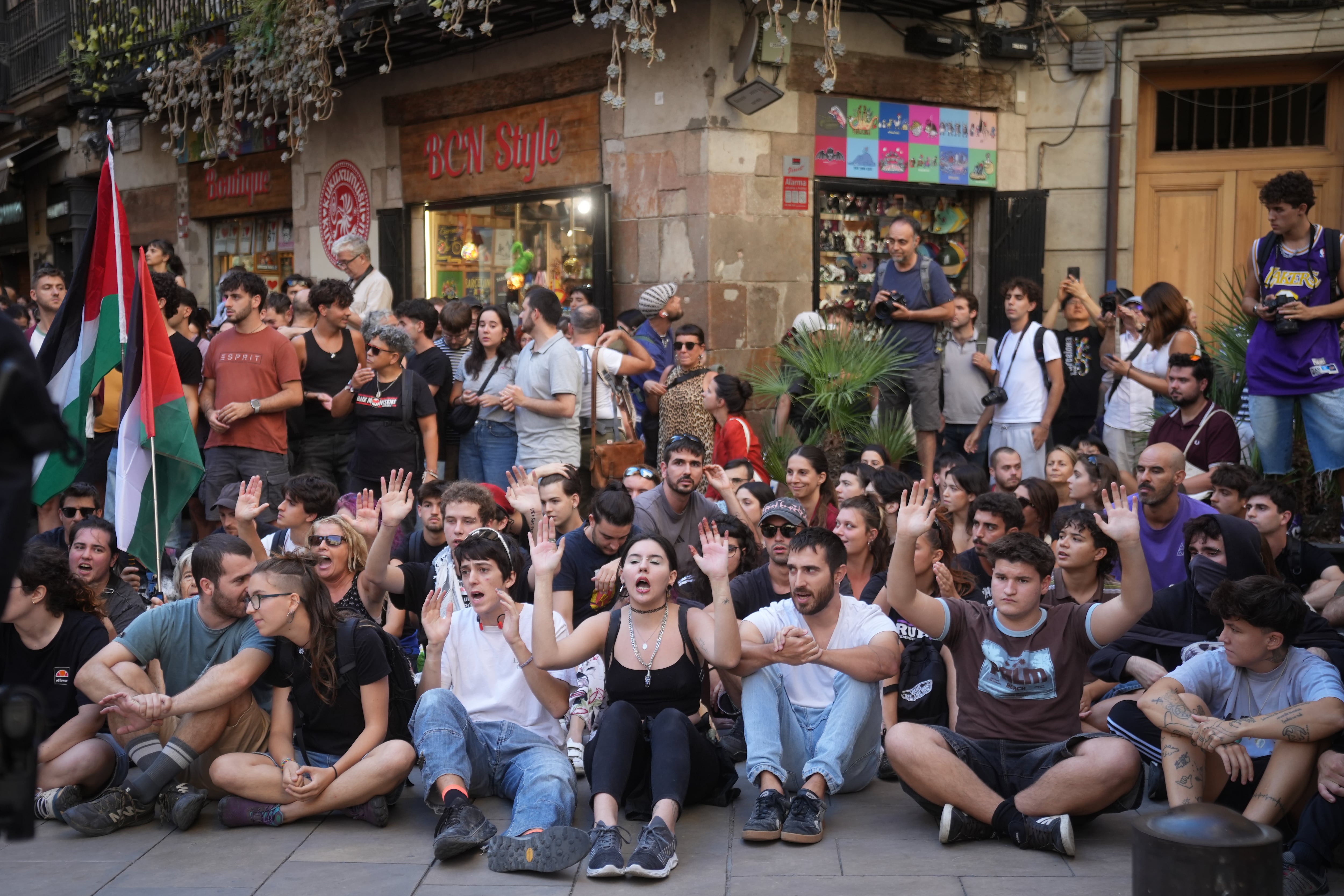 Tensión en el centro de Barcelona al coincidir las concentraciones de Aliança Catalana y la CUP en vísperas de la Diada