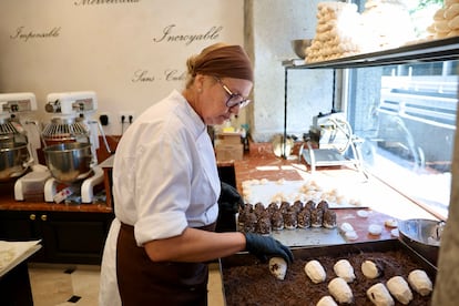 Cada merveilleux se termina de elaborar a la vista del cliente en la pastelería Aux Merveilleux de Fred, en Madrid.