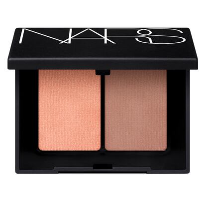 El dúo de sombras de ojos de Nars también incluye el color coral en varias de sus opciones, como este St-Paul-De-Vence con toques brillantes. Tiene un precio de 34 euros.