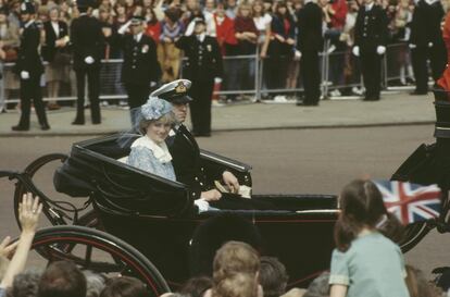 Lady Di y Carlos de Inglaterra contrajeron matrimonio el 29 de julio de 1981. Apenas unos meses antes, el 13 de junio de 1981, ya convertida en una figura mediática, la prometida del heredero al trono participó en su primer 'Trooping the Colour'. En la imagen, a su llegada en coche de caballos.