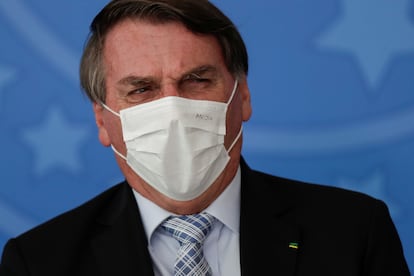 O presidente Jair Bolsonaro em evento no Palácio do Planalto no dia 11, quando usou a máscara, que costuma criticar.