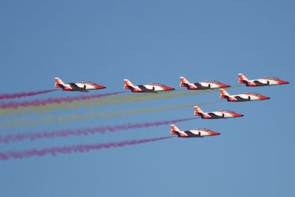 Aviones con la bandera española sobrevolando Madrid.