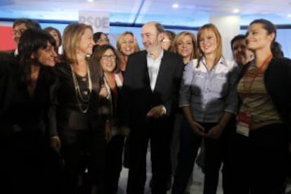 Rubalcaba rodeado de las cabezas de lista del PSOE.