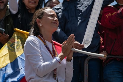 María Corina Machado se despide agradeciendo a sus seguidores su presencia y los convoca a seguir resistiendo. 